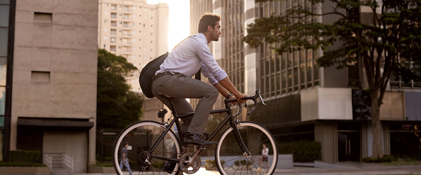 Mann auf einem Fahrrad in der Stadt